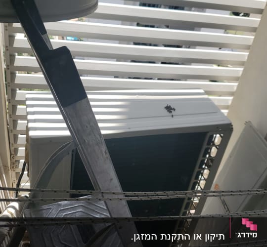 יחידת מזגן חיצונית מותקנת על מרפסת